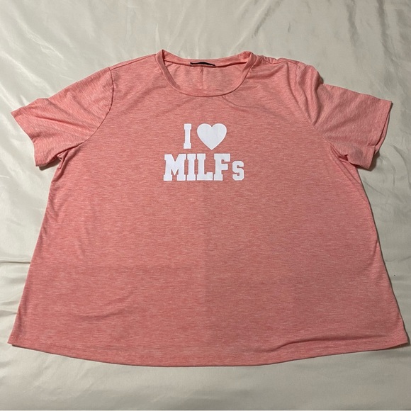 ☀️ “I love MILFs” Pink Graphic Slogan Shirt - Picture 2 of 5